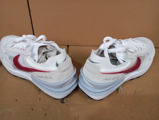 BOXED PAIR OF DESIGNER SHOES IN THE STYLE OF NIKE IN BEIGE/WHITE/RED UK SIZE 7.5