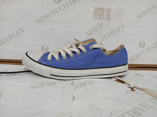 PAIR OF IN THE STYLE OF CONVERSE ALL STAR IN BLUE SIZE 9S 