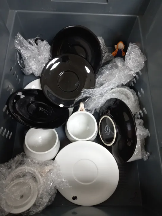 APPROXIMATELY 12 ASSORTED HOUSEHOLD ITEMS TO INCLUDE PLATES , SMALL MUGS , ETC 