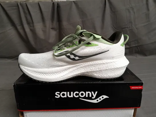 BOXED PAIR OF SAUCONY TRIUMPH 21 TRAINERS SIZE UK 8.5