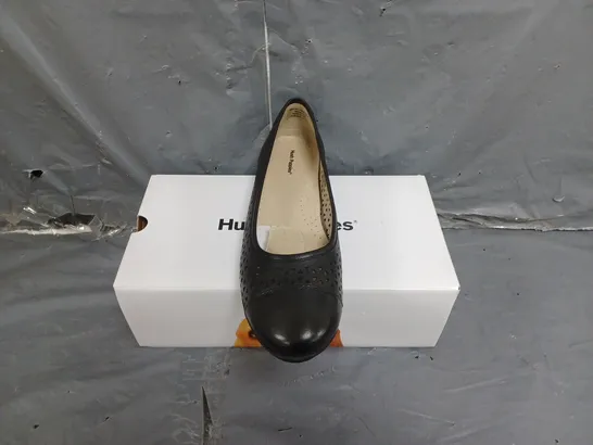 BOXED PAIR OF WOMENS HUSH PUPPIES LEAH BALLERINA SHOES IN BLACK SIZE 7