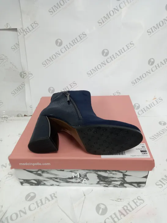 BOXED MODA AMY HEEL BOOT IN NAVY SIZE 6 