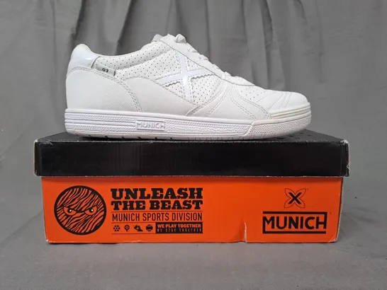 BOXED PAIR OF MUNICH SHOES IN WHITE UK SIZE 6