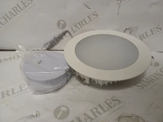 LOT OF APPROXIMATELY 18 BRAND NEW 15W 6K LED ROUND DOWNLIGHTS IN WHITE (WL78000)