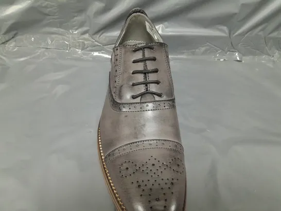 BOXED PAIR OF GOOR SHOES IN GREY SIZE 7