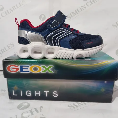 BOXED PAIR OF GEOX LIGHTS KIDS TRAINERS IN NAVY/RED UK SIZE 11