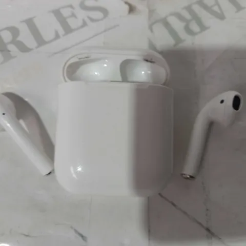 APPLE AIRPODS WITH CHARGING CASE