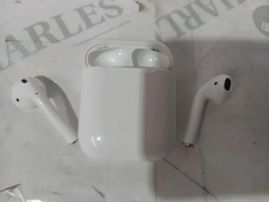 APPLE AIRPODS WITH CHARGING CASE