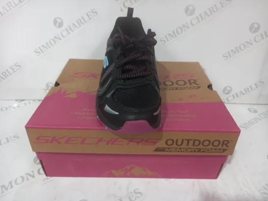 BOXED PAIR OF SKECHERS MEMORY FOAM TRAIL SHOES IN BLACK SIZE 7