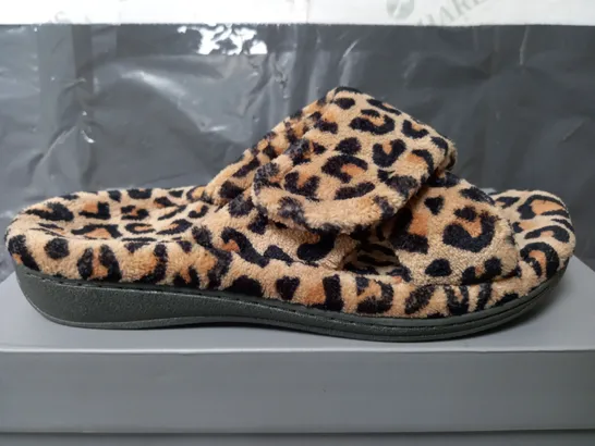 VIONIC INDULGE RELAX SLIPPERS IN LEOPARD PRINT - UK 6