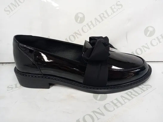 PAIR OF DESIGNER SLIP-ON SHOES IN GLOSSY BLACK W. BOW DETAIL EU SIZE 40