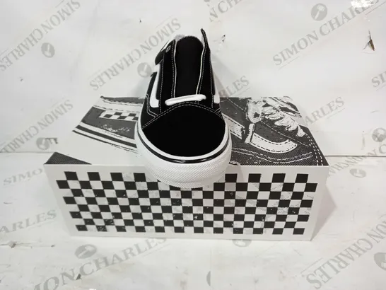 BOXED PAIR OF VANS SKATE OLD SKOOL SHOES IN BLACK/WHITE UK SIZE 7.5