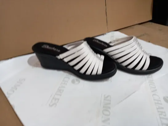 SKETCHERTS WITH MEMORY FOAM BLACK/WHITE SANDALS SIZE 6