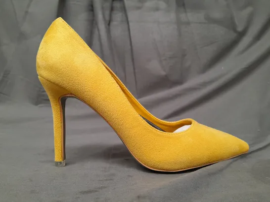 BOXED PAIR OF BIG TREE POINTED TOE HEELS IN YELLOW EU SIZE 39