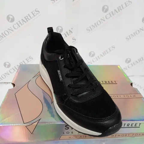 BOXED SKETCHERS GOWALK TRAINERS - SIZE UK 7