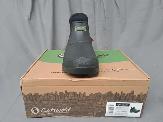 BOXED PAIR OF COTSWOLD WELLINGTON BOOTS IN GREEN UK SIZE 9