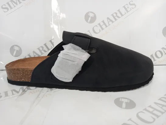 BOXED PAIR OF DESIGNER SLIP-ON SHOES IN BLACK UK SIZE 5