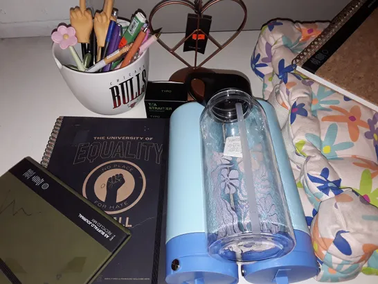 LOT OF 10 ASSORTED ITEMS TO INCLUDE A3 SKETCH PAD, DRINKS CONTAINERS AND STATIONARY