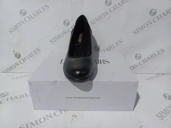 BOXED PAIR OF DREAMPAIRS CLOSED TOE SLIP-ON BLOCK HEEL SHOES IN BLACK UK SIZE 5