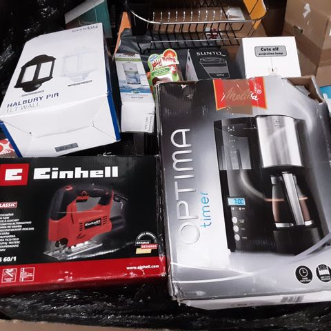 PALLET OF ASSORTED ELECTRICALS TO INCLUDE; EINHELL JIGSAW, MELITA OPTIMA, CUTE ELF PROJECTION LAMP, SUNTO MUG AND SAXBY LIGHT