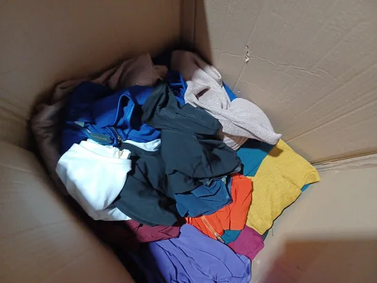 BOX OF APPROX 30 ASSORTED CLOTHING ITEMS TO INCLUDE RUTH LANGSFORD - KIM&CO - ETC