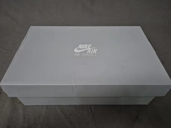 BOXED PAIR OF NIKE WOMEN'S AIR FORCE 1 '07 ESS SHOES IN WHITE/METALLIC SILVER UK SIZE 6