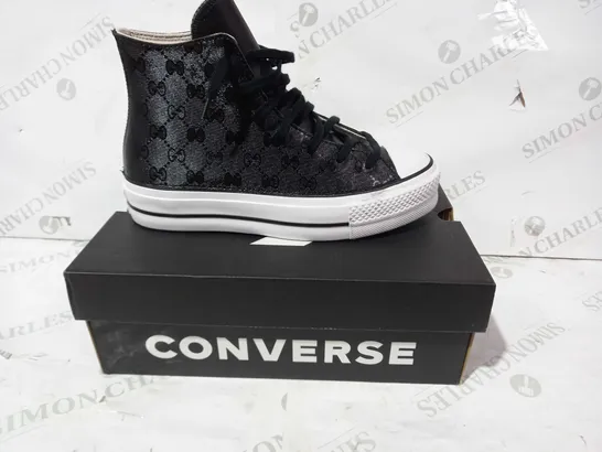 BOXED PAIR OF CONVERSE SHOES IN BLACK W. PATTERN UK SIZE 6