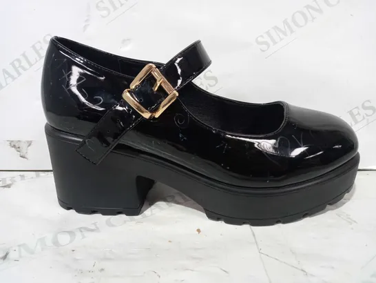 BOXED PAIR OF KOI VEGAN LEATHER BLOCK HEEL CLOSED TOE SHOES IN BLACK SIZE 6