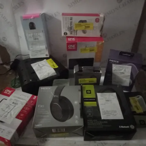 LOT OF APPROX 10 ASSORTED ITEMS TO INCLUDE RADIO, HEADPHONES, AERIAL