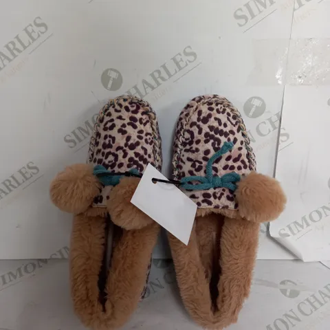 WHITE STUFF COSY LEOPARD MOCCASIN SLIPPER - UK SIZE 4