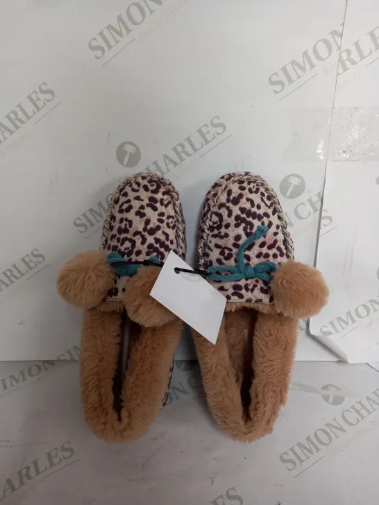 WHITE STUFF COSY LEOPARD MOCCASIN SLIPPER - UK SIZE 4