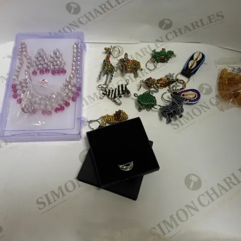 LARGE QUANTITY OF ASSORTED JEWELLERY TO INCLUDE: NECKLACES, RINGS, WATCHES AND EARRINGS