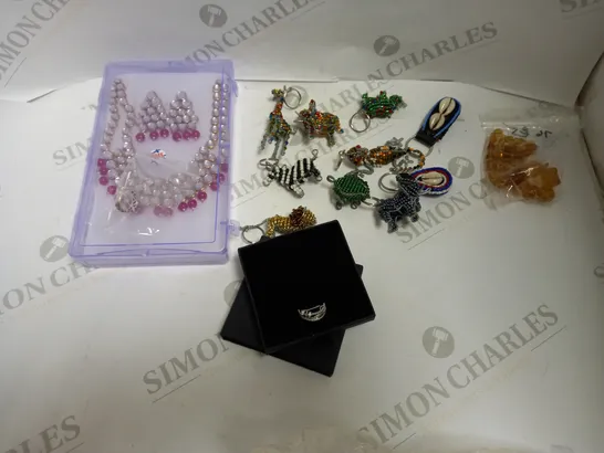 LARGE QUANTITY OF ASSORTED JEWELLERY TO INCLUDE: NECKLACES, RINGS, WATCHES AND EARRINGS