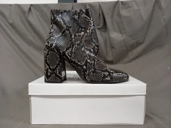 BOXED PAIR OF STEVE MADDEN ANKLE BOOTS IN GREY/OTHER SNAKE EU SIZE 40