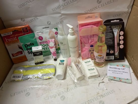 LOT OF APPROX 12 ASSORTED COSMETIC ITEMS TO INCLUDE EXFOLIATING FOOT PEEL, MOISTURE MIST SPRAY, CASTOR OIL, ETC