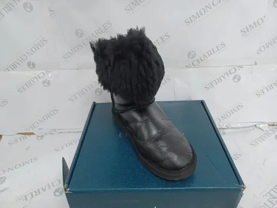 BOXED PAIR OF EMU TEDDY WURREN BOOTS IN BLACK - UK SIZE 6