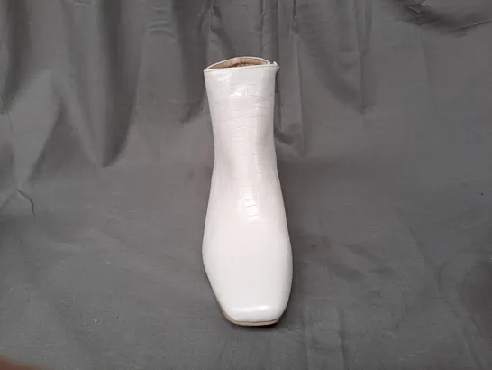 BOXED PAIR OF DESIGNER BLOCK HEEL ANKLE BOOTS IN WHITE EU SIZE 41