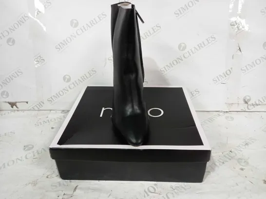 BOXED PAIR OF NOVO HOLLIE FORMAL HEELED BOOTS IN BLACK UK SIZE 6