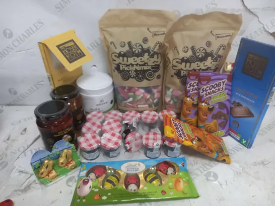 APPROXIMATELY 12 ASSORTED FOOD & DRINK PRODUCTS TO INCLUDE SWEETZY PICK & MIX, SCOOBY SNACK DOGGY CHOCOLATE, LINDT BUNNYS, ETC