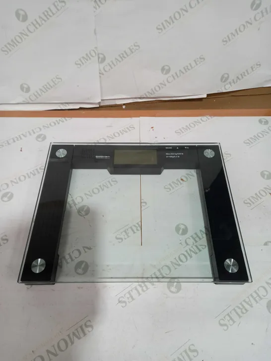 2TECH EXTRA WIDE TALKING SCALE WITH LCD SCREEN