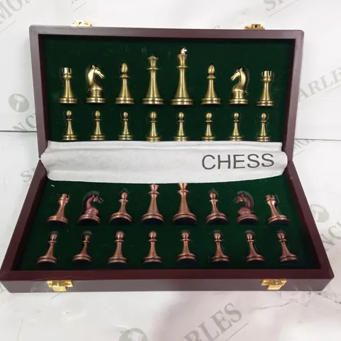 UNBRANDED CHESS SET WITH METAL PIECES IN BRASS & COPPER EFFECT