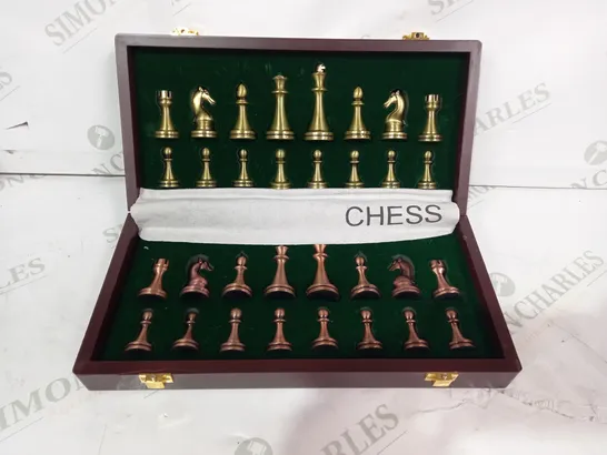 UNBRANDED CHESS SET WITH METAL PIECES IN BRASS & COPPER EFFECT