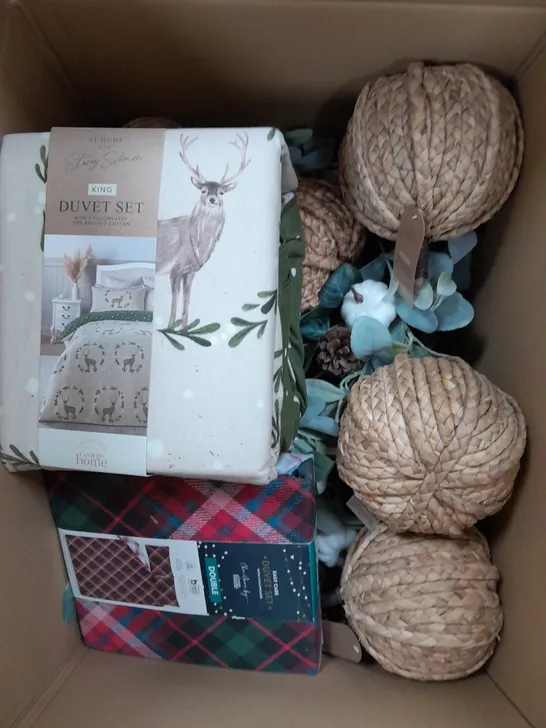 BOX OF APPROXIMATELY 15 ASSORTED ITEMS TO INCLUDE DUVET SET, WRAITH, WOVEN PUMPKIN ETC