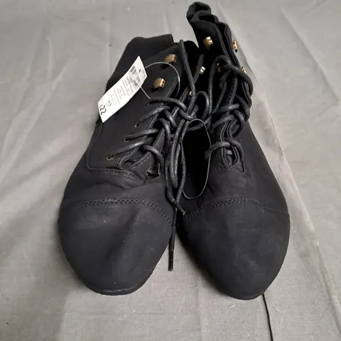 BOXED LOT OF APPROX. 20 PAIRS OF LADIES BLACK BOOTS. VARIOUS SIZES