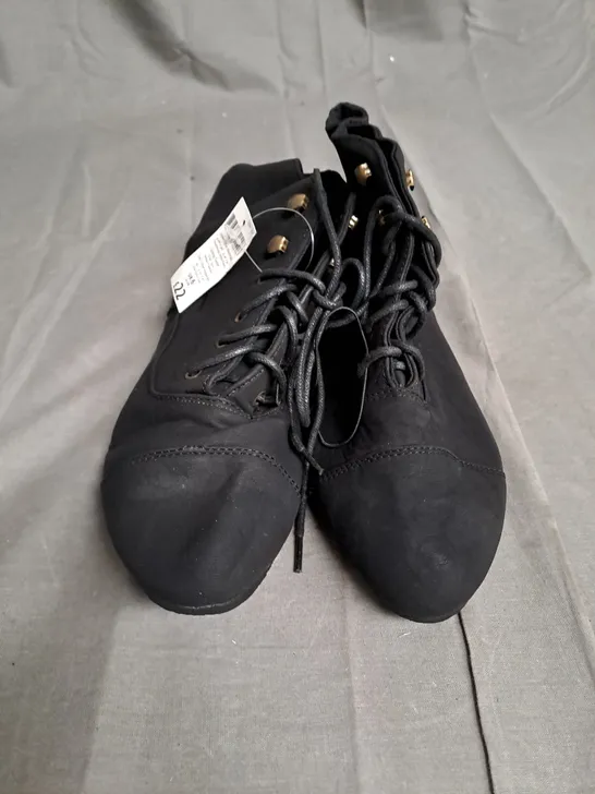 BOXED LOT OF APPROX. 20 PAIRS OF LADIES BLACK BOOTS. VARIOUS SIZES