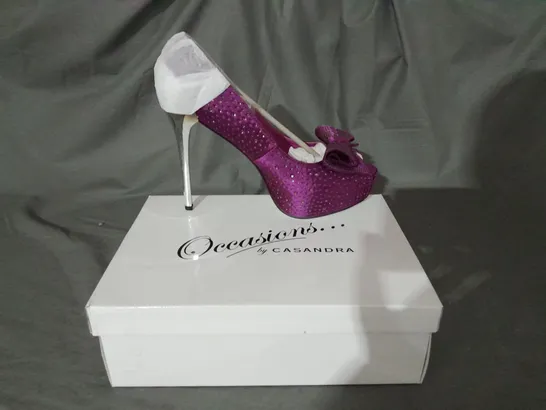 APPROXIMATELY 10 PURPLE TALL PLATFORM HIGH HEELS WITH BOW TO INCLUDE SIZE 4/5/6/7