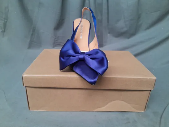 BOXED PAIR OF KAREN MILLEN BOW DETAIL SLING BACK HEELS IN NAVY SIZE 6