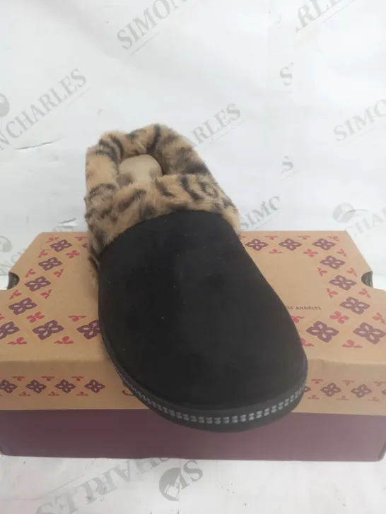 BOXED PAIR OF SKECHERS COZY CAMPFIRE FRISKY GAL LEOPARD FUR LINED SLIPPERS IN BLACK SIZE 8