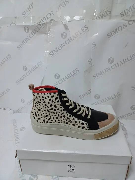 BOXED PAIR OF MODA IN PELLE BEATRYCE HIGH TOP TRAINERS IN LEOPARD PRINT DESIGN EU SIZE 40