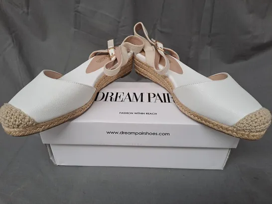 BOXED PAIR OF DREAM PAIRS CLOSED TOE LOW WEDGE SHOES IN WHITE SIZE 7